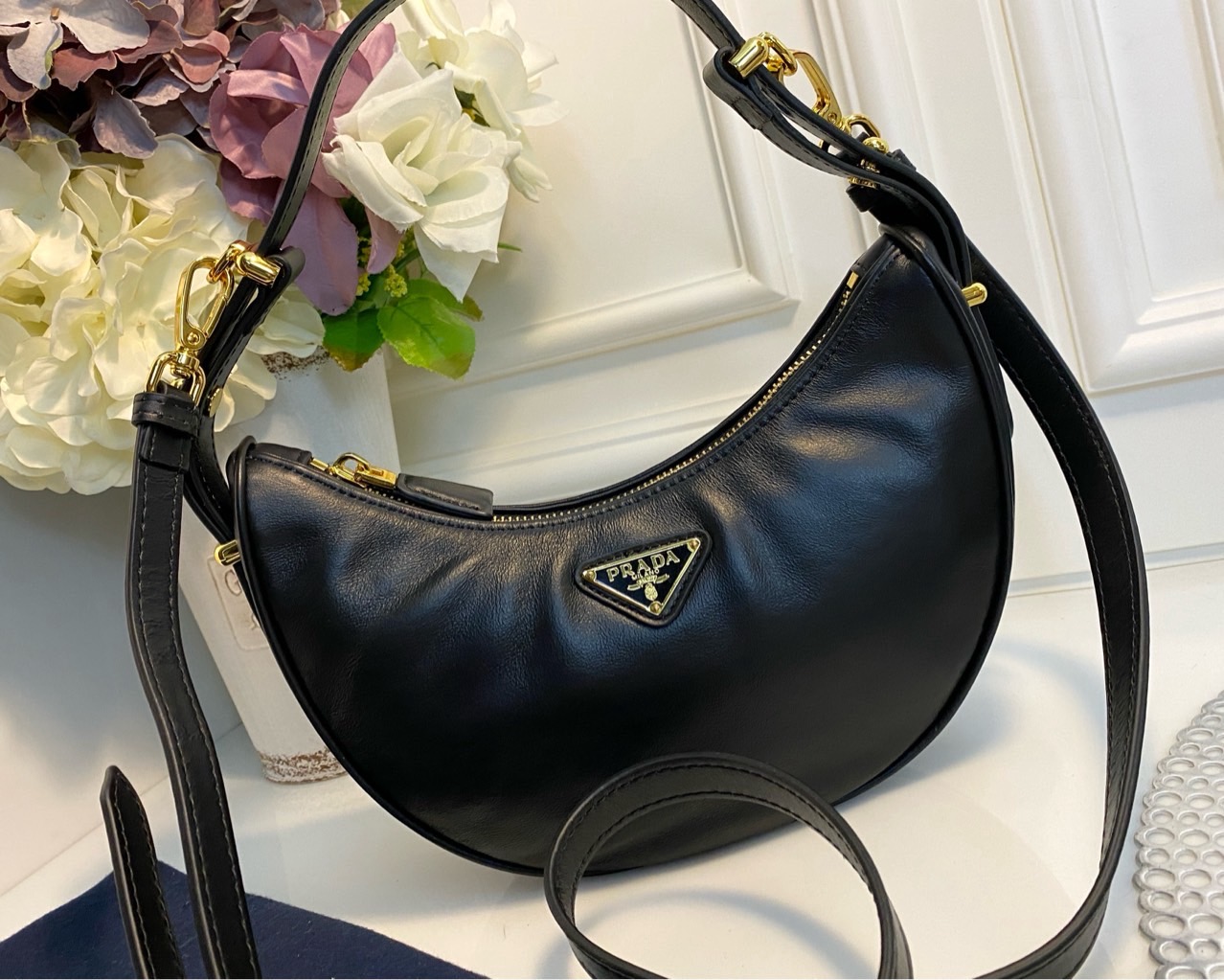 [권은비 착용] 프라다 아르케 가죽 숄더백
